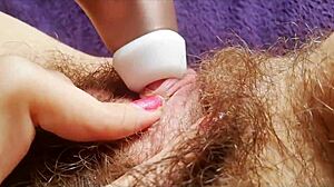 Wow extrémní HD POV vibrátor na obrovský klitoris stříkání chlupaté kundy orgasmus 😱💦