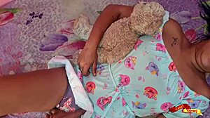 MEU PADRASTO ARROMBOU MEU CUZINHO APERTADO DE LATINA SKINNY TEEN