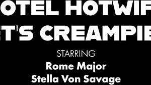 Blond brizgačica trdo raztegnjena z mišičastim kurcem