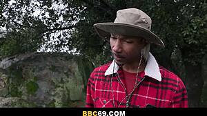 Madison Morgan, kampiranje tukaj pomeni deepthroat na velikem črnem kuraču?