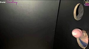 Corno leva esposa puta pra mamar e foder rola grande no gloryhole