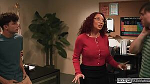 Großtittige MILF-Lehrerin für harten Fick