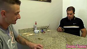 Ξανθιά tranny carol penelope γαργαλάει κώλο πριν βαθιά πίπα πούτσου