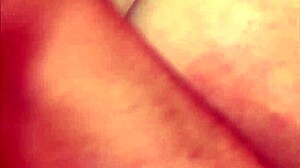 Kaksi latiina milfiä kumarassa saa anaalia, kurkkuun ja sormitusta