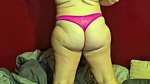Бременната съпруга къса мокра гащички за стриптийз