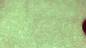 chồng xuống bếp lột quần vợ 1