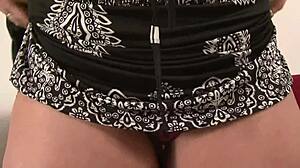 Fant, milf Maxia raztegne tesno obrito pičko z masivnim BBC