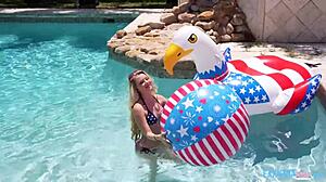 cuki 18+ szőke Riley Star kemény baszást akar a partin Gi Joey-től?