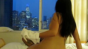 črnec trdo jebe azijsko pičko