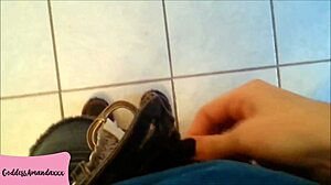 Kniet vor Göttin sie pisst auf ihren Toiletten-Hund