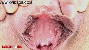 ميلف يابانية ساخنة تداعب كس مشعر تحت الدش بحماس