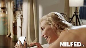 Mačehine velike prsi in oblinast rit stiskani med klepetom z očetom v doggystyle fantaziji