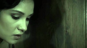 Devica daščica moli Mr B da ne jebe njene prirodne sise