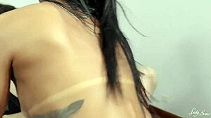 fodendo cuzinho da morena e branquinha, elas dao rindo caralho