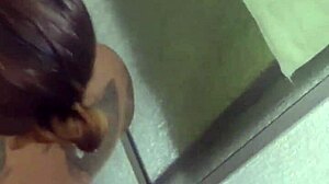 depois do banho dei o cuzinho de quatro pro safado na rua