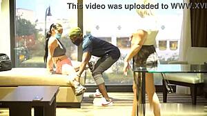 maskirana kurba sesa ogromen BBC skozi masko v mokrem blowjobu