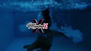 Maxine X rammt riesigen Anal-Dildo auf Turbo-Fickmaschine und squirted