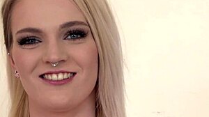 casting sexy leggy blondie carly rea? she strips and fingers to cum fast 😍💦