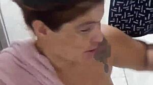 depois do banho dei o cuzinho de quatro pro safado na rua