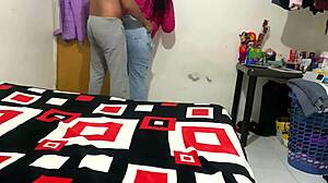 en el bus publico ligamos y le chupo el culo a mi amiga