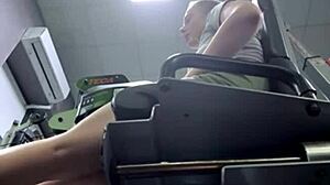 Fitnessschlampe squirtet extrem Fotzensaft beim Wichsen mit fetten Titten Arsch im öffentlichen Workout