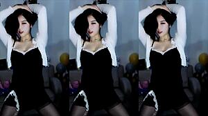 Wow! Cute Sexy Chinese Gái Nhảy Sung Dances Wild!