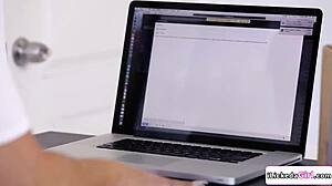 Blond sekreterare retas sen facesitting på lesbisk chef