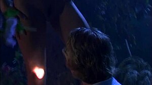 Бесстыжая бритая латиноска скачет на большом хуе догги на улице с кончей