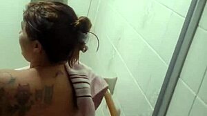 depois do banho dei o cuzinho de quatro pro safado na rua