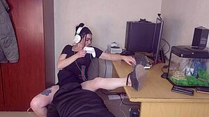 Gamer žena dobi starega tiča creampie, ker najemnina ni plačana