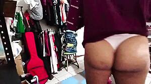 Cicciottella latina matrigna riordina stanza con curve grasse da urlo 🍑😍🏠