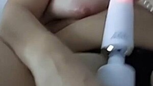 Mon vibro pulse sur mon clito pendant que lush vibre dans ma chatte!