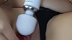 Mon vibro pulse sur mon clito pendant que lush vibre dans ma chatte!