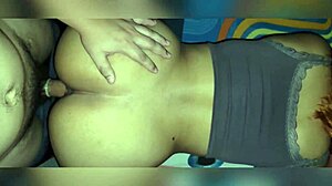 Cogiendo a mama soltera latina en cuatro mientras hijos juegan!