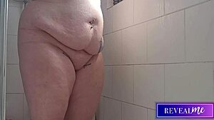 curvy babe revealme jets shower water on fat ass pussy!