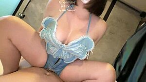 สาวขาวอวบหีใหญ่ชุดผีเสื้อโดนแตกใน missionary cowgirl bent over dripping wet pussy creampie.