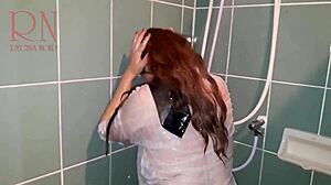 Natte Huisvrouw Meisje Slip Doorweekt onder Verborgen Douche Cam met Tepels