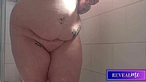 curvy babe revealme jets shower water on fat ass pussy!