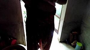 गांव की सौतेली माँ को फार्महाउस नौकर के कमरे में सौतेले बेटे ने पकड़ xxx चुदाई jungle cheating