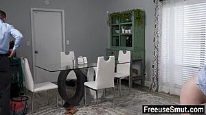 Стъпиз татко и стъпиз син правят горещата учителка секс играчка