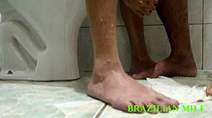 Vitka najstnica 18+ prvič z dildom skupaj z obilno koristko mačeho do orgazma