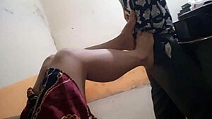 Κοπέλα του συναδέλφου στο γραφείο γαμεί μουνίδα ικανοποιώντας φετίχ εργασίας