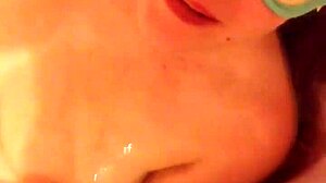 Υποτακτική τσούλα πίνει κατούρημα μετά πίπα στο ντους