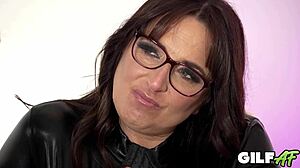 جدة سمينة تركع تمص ثم تنيك زب أسود عملاق في الغرفة