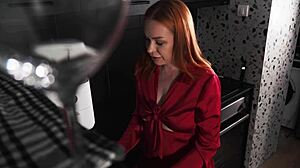 Мащехата ми ме духа силно в кухнята вместо да готви бързо стонове