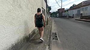 madrastra colombiana con cameltoe gigante y vagina marcada flashea con hijastro en shorts calle