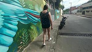madrastra colombiana con cameltoe gigante y vagina marcada flashea con hijastro en shorts calle