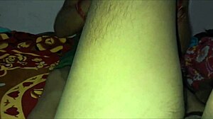 देहाती भारतीय लड़कियां कमरे में गर्म चुदाई