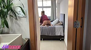 ميلف تتمدد فتحاتها بزب سميك برازيلي عملاق وحشي