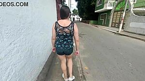 madrastra colombiana con cameltoe gigante y vagina marcada flashea con hijastro en shorts calle